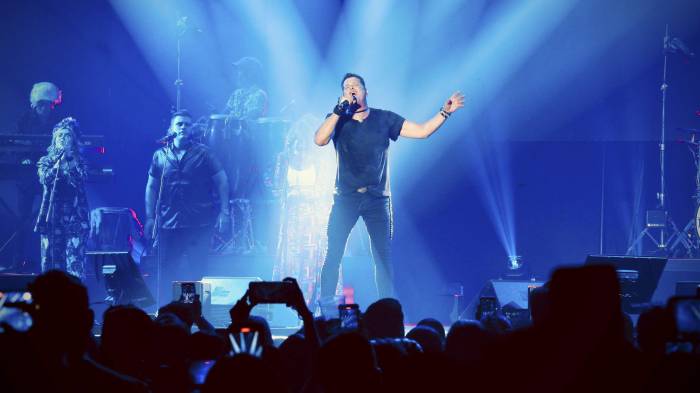 Carlos Vives en un concierto de su gira actual. Un viaje audiovisual por La Perla de la América y su corazón del mundo. Así es como describe Carlos Vives la canción '500' con la que ha querido celebrar los cinco siglos de su ciudad natal, Santa Marta.