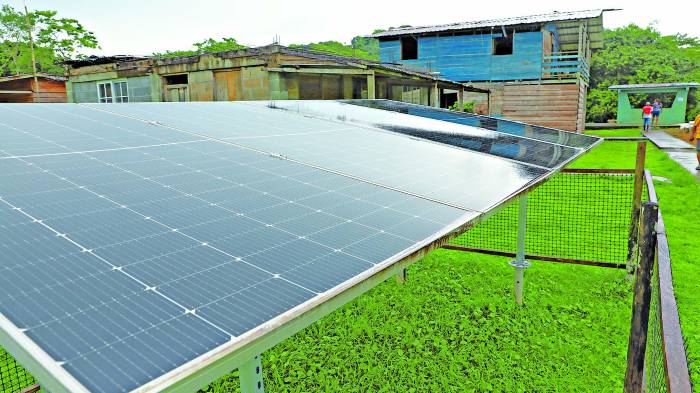 El proyecto consta de 104 sistemas fotovoltáicos individuales para residencias.