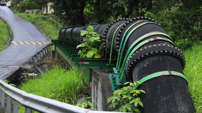 Las tuberías de conducción son visibles sobre los puentes.