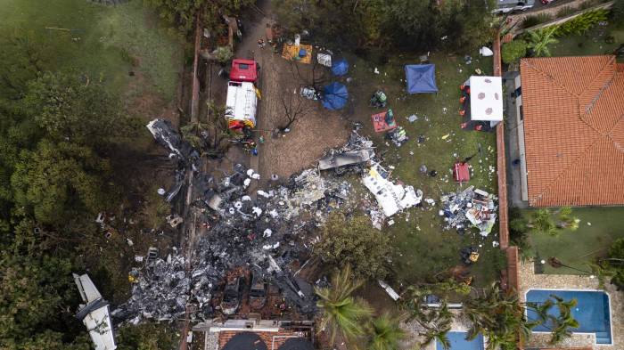 AME9470. VINHEDO (BRASIL), 10/08/2024.- Fotografía aérea que muestra agentes de policía científica de Brasil trabajando este sábado, en los restos del fuselaje del avión de la aerolínea Voepass que se estrelló en la ciudad de Vinhedo (Brasil). El avión que se estrelló este viernes en el interior del estado brasileño de São Paulo en un accidente en el que murieron sus 61 ocupantes estaba en condiciones regulares de vuelo y no llegó a reportar ninguna emergencia, informaron los responsables por la investigación. EFE/ Isaac Fontana