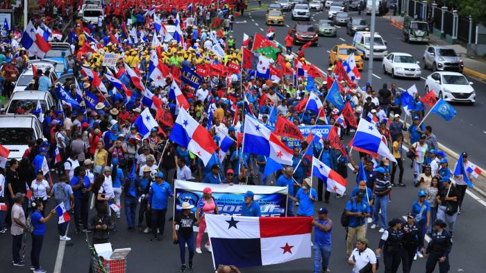 Docentes, obreros y diversos gremios marcharon ayer en rechazo a la Ley 462.