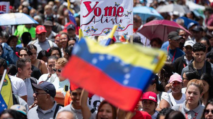 Personas caminan durante una marcha en respaldo al presidente de Venezuela, Nicolás Maduro, en Caracas.
