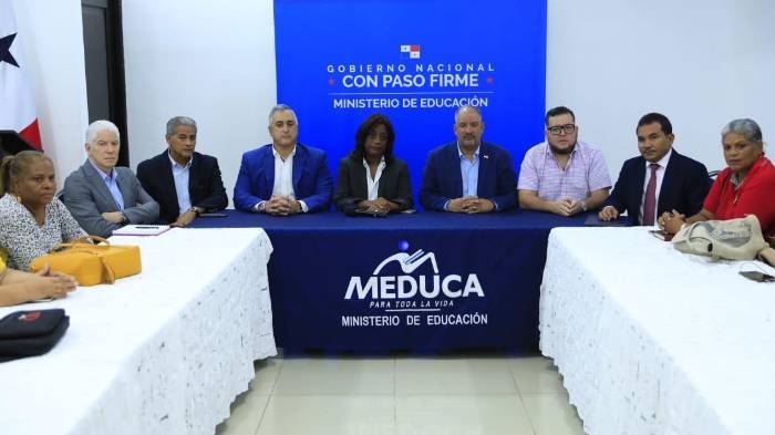 La reunión entre las autoridades y los 12 dirigentes magisteriales comenzó a las 12:30 p.m.