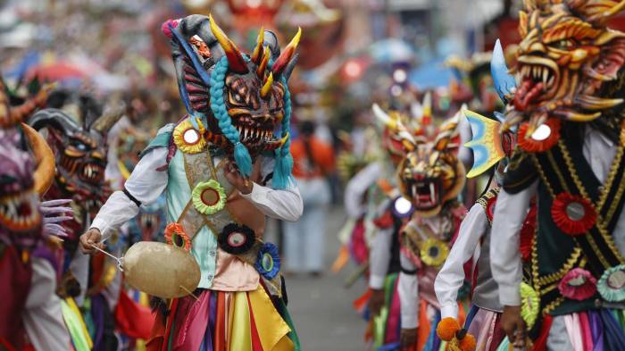 Jóvenes participan de la Danza del Gran Diablo este domingo durante el desfile folclórico que conmemora el 203 año del grito de independencia de Panamá en La Chorrera (Panamá). EFE/Bienvenido Velasco