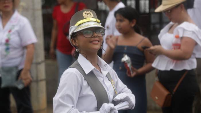 Delegaciones estudiantiles se hicieron presentes, llenando el desfile de entusiasmo y color.