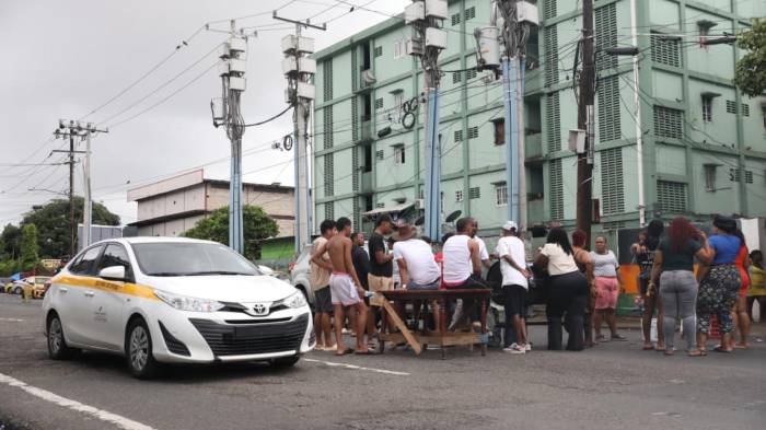 Los residentes advierten que mantendrán el cierre parcial hasta que se les dé una solución definitiva.