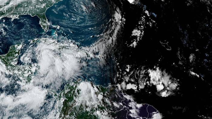 Fotografía satelital cedida este lunes por la Oficina Nacional de Administración Oceánica y Atmosférica (NOAA) a través del Centro Nacional de Huracanes (NHC) estadounidense donde se muestra la localización del ciclón tropical nueve en el Caribe. EFE/NOAA-NHC