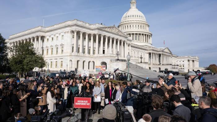 Sobrevivientes de abuso hablan durante una conferencia de prensa en el Capitolio de los Estados Unidos.