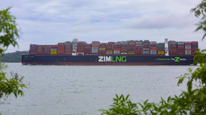 Fotografía de archivo de un buque de carga que transita por el Canal de Panamá en Ciudad de Panamá (Panamá).