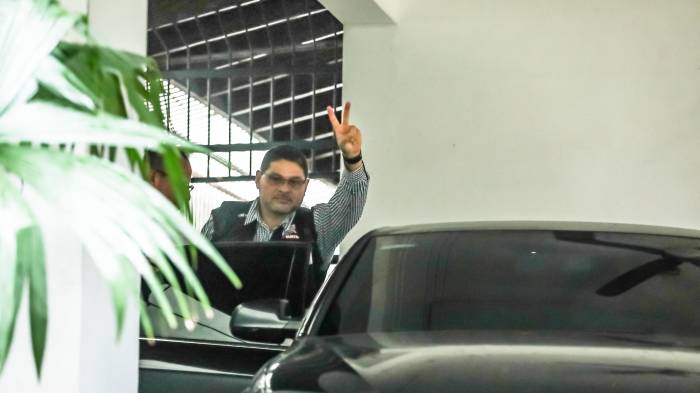 Desde el 21 de mayo de 2025, pesa sobre Méndez una orden de aprehensión y conducción emitida por la Fiscalía.