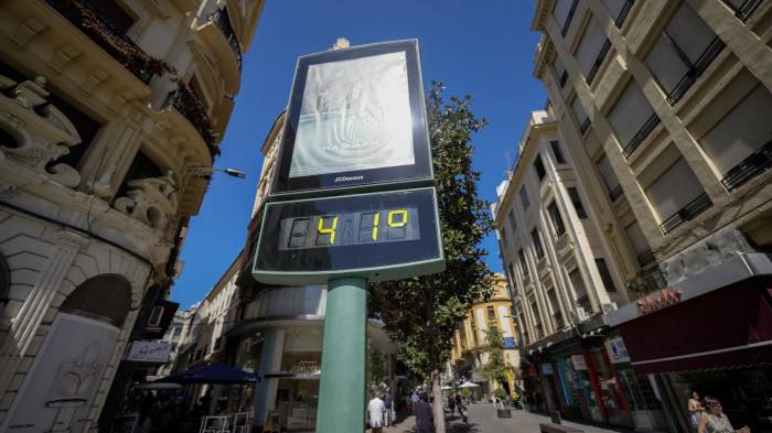 Un termómetro en una calle de Córdoba marcando 41 grados en una imagen de archivo. EFE/ Rafa Alcaide