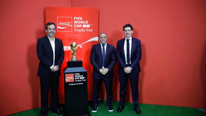 Roberto Carlos y Karanka dan la bienvenida al trofeo del Mundial en su visita al Bernabéu