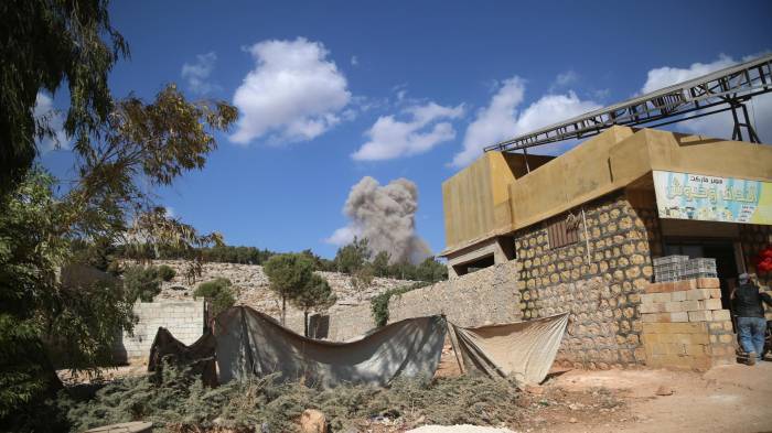 Imagen en la que se observa humo tras un ataque aéreo presuntamente cercano a un campamento de desplazados en Ma'arrat Misrin, Idlib, noroeste de Siria. EFE/EPA/Bilal Al Hammoud