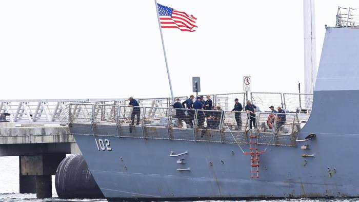 Integrantes de la tripulación del buque de guerra USS Sampson (DDG-102) de la Armada de los Estados Unidos llegan este martes, a la Terminal de Cruceros Amador en Ciudad de Panamá.