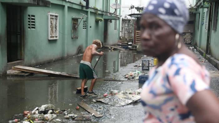 Según moradores los manholes están saturados.