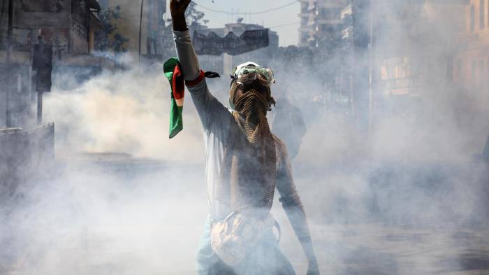 Un joven protesta, en medio de gases lacrimógenos, en Nairobi (Kenia) contra el aumento de los impuestos, el 25 de junio de 2024. EFE/EPA/DANIEL IRUNGU