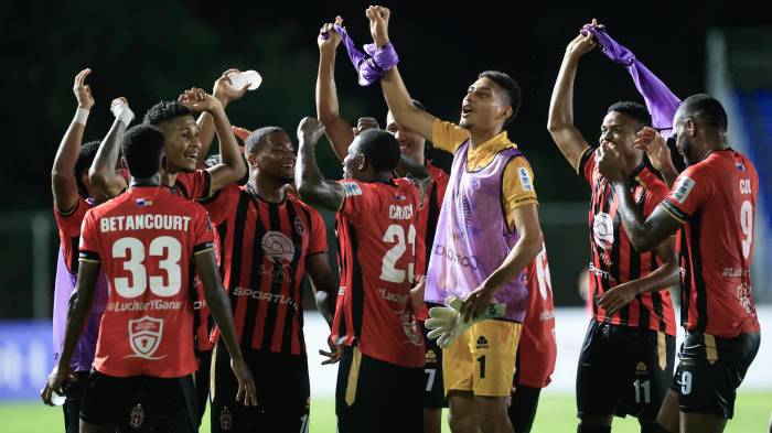 Jugadores del Sporting San Miguelito celebran este jueves, al finalizar un partido de la fase de grupos de la Copa Centroamericana Concacaf ante Herediano en el estadio Universitario, en Penonomé (Panamá).