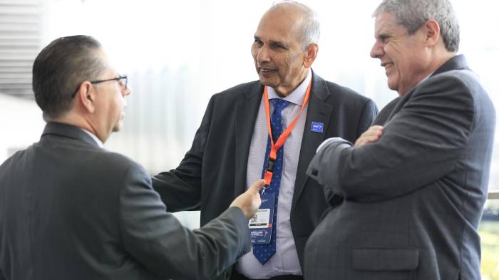 El director general del Instituto Interamericano de Cooperación para la Agricultura (IICA), el guyanés Muhammad Ibrahim (c), habla con algunos asistentes este jueves, durante el Foro Económico Internacional de América Latina y el caribe 2026 organizado por la CAF, en Ciudad de Panamá (Panamá).