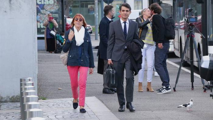 La víctima Gisèle Pelicot (Izq.) llega al Palacio de Justicia para asistir a la 12ª sesión del juicio en los tribunales de Aviñón, Francia, este miércoles.