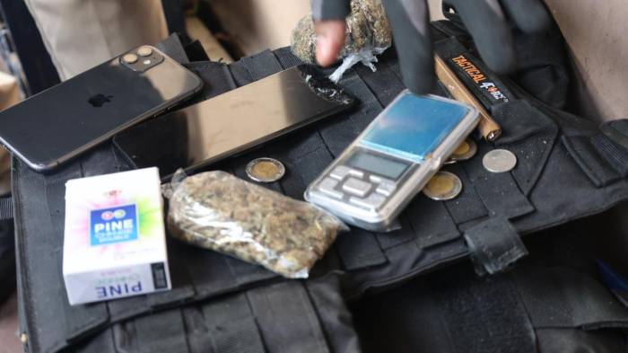 Teléfonos celulares y otras evidencias incautadas durante las diligencias de allanamiento.