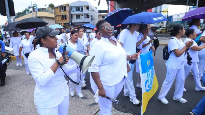 Los manifestantes sostienen que existen más de 22 mil profesionales de enfermería sin empleo formal.