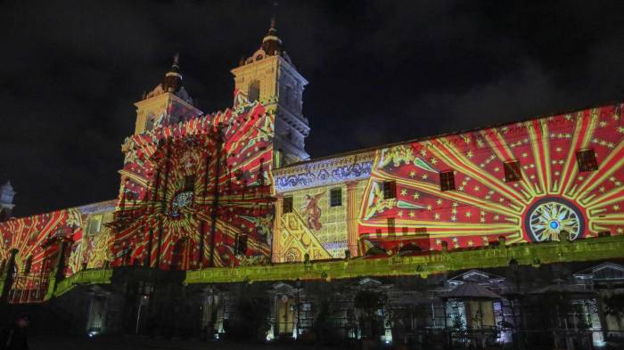Fotografía del 7 de agosto de 2025 de la iglesia de San Francisco durante una proyección audiovisual artística del Festival 'Quito, Luz de América', en Quito (Ecuador). EFE/ Gianna Benalcazar