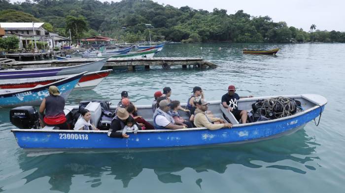 Migrantes se trasladan en una embarcación.