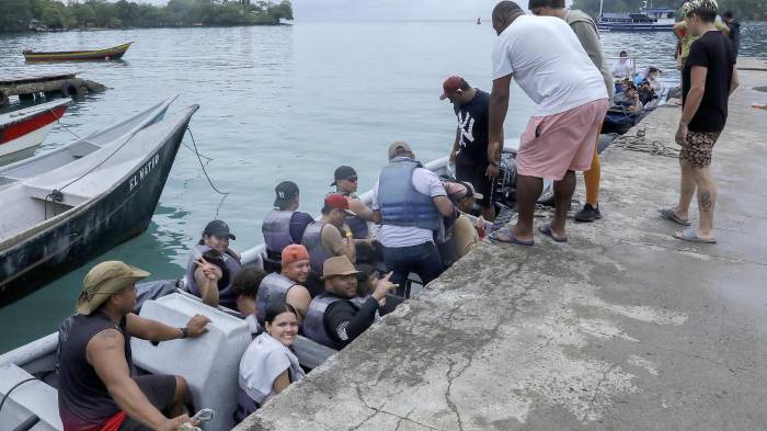 Suben a las lanchas en grupos de doce.