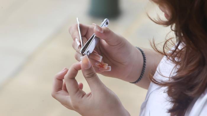 Las escuelas públicas de El Salvador implementan un estricto control, que incluye revisar que los estudiantes vistan un uniforme limpio, cabello adecuado y brinden un saludo respetuoso.