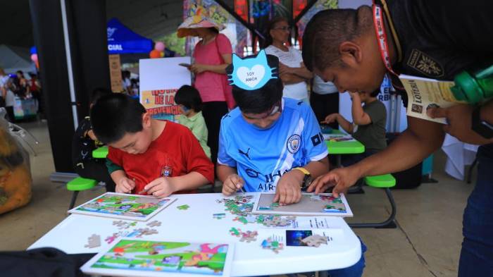Niños jugando y disfrutando del festival de valores.