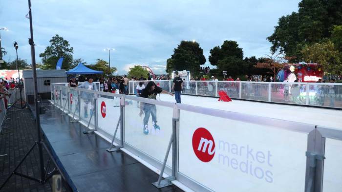 Visitantes disfrutan de la pista de patinaje gratuita inaugurada en el Mirador Pacífico de la Cinta Costera.