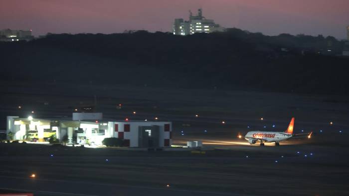 Fotografía que muestra un avión en la pista del aeropuerto internacional Simón Bolívar , en Maiquetía (Venezuela). EFE/ Miguel Gutierrez