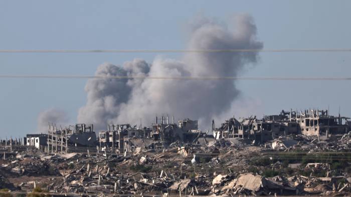 Una columna de humo se eleva tras un ataque aéreo israelí en las afueras de Gaza este martes.