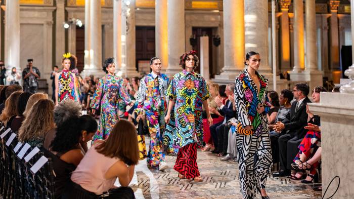 Jean Decort brilló en la histórica pasarela celebrada en la Biblioteca del Congreso de Estados Unidos, donde presentó su colección “Raíces Ancestrales” SS27 inspirada en la herencia cultural afrodescendiente.
