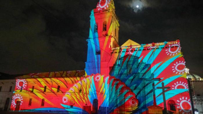 Iglesia de Santo Domingo durante una proyección audiovisual artística del Festival 'Quito, Luz de América', en Quito (Ecuador).