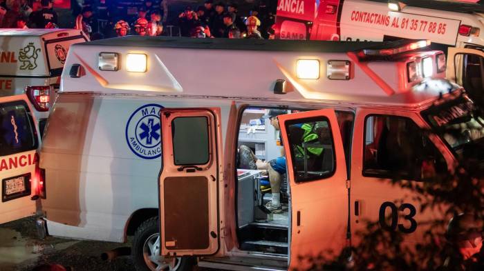 Equipos de emergencia laboran la madrugada de este jueves por la zona del desplome del templete durante un acto del candidato del opositor Movimineto Ciudadano (MC), Jorge Álvarez Máynez, en la ciudad de Monterrey en Nuevo León (México). EFE/Miguel Sierra