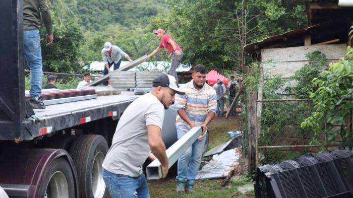 El Miviot coordina la distribución de bloques, acero, zinc y cemento para reparar y reconstruir viviendas.