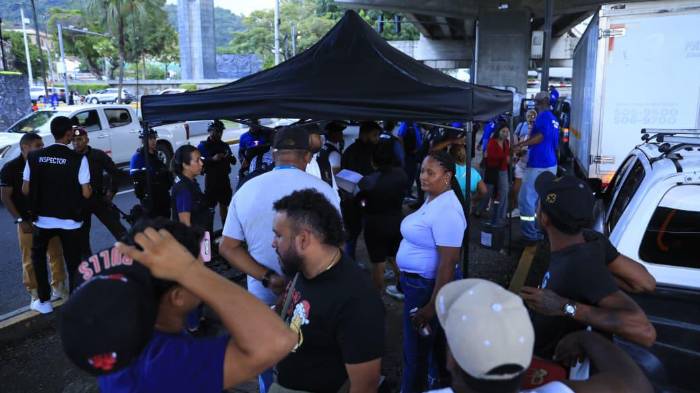 Los vendedores ambulantes desalojados de la Plaza 5 de Mayo y de la Zona Paga de la Avenida 3 de Noviembre salieron a protestar.