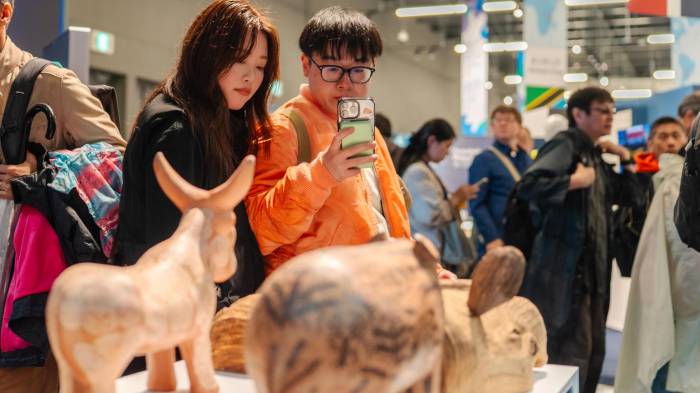 Dos visitantes japoneses pasean por el pabellón 'Ikigai' Paraguay' en la Expo de Osaka 2025. EFE/Schyker Raine Verna.
