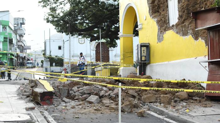 Guatemala fue sacudido este martes por dos fuertes temblores, de magnitud 5,2 y 5,7, que dejó leves daños materiales en algunas propiedades cercanas a los epicentros, según fuentes oficiales. EFE/Alex Cruz