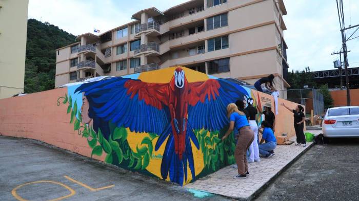Los miembros del Movimiento Cultural Identidad han dado inicio al proyecto de un mural ecológico en las faldas del cerro Ancón.