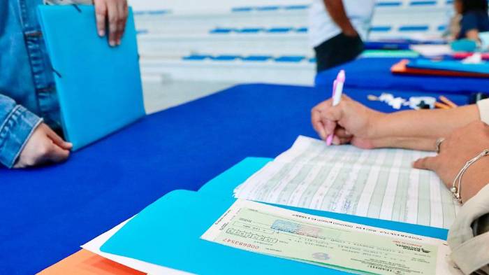 El pago se realizará mediante cheques y transferencia bancaria (ACH).