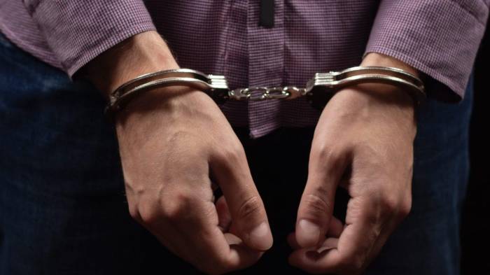 El hombre estará bajo detención provisional.