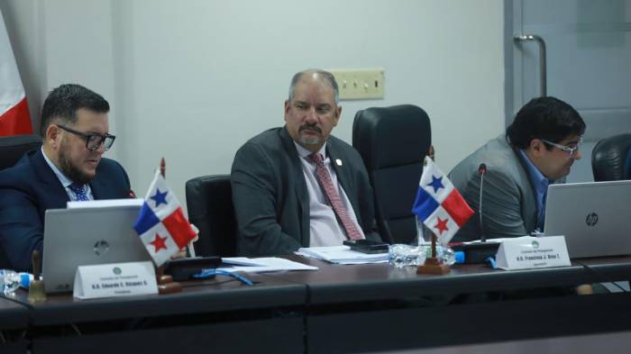 La Comisión de Presupuesto, presidida por el diputado Eduardo Vásquez (i).