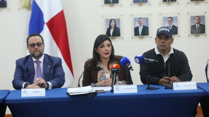 A las 6:30 p.m., la ministra de Trabajo, Jackeline Muñoz, anunció el consenso.