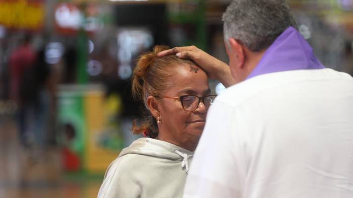 Ulloa explicó que la ceniza que se recibe tiene un significado profundo.