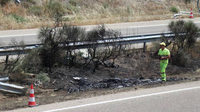 Vista del lugar del accidente en el que el futbolista del Liverpool Diogo Jota, de 28 años, y su hermano André, de 26, han fallecido esta madrugada, después de que su vehículo saliera de la vía en la Autovía Rías Bajas (A-52) en Cernadilla (Zamora, España).