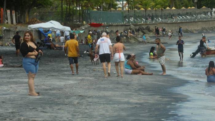 Recomiendan no ingresar al mar cuando el oleaje sea intenso.
