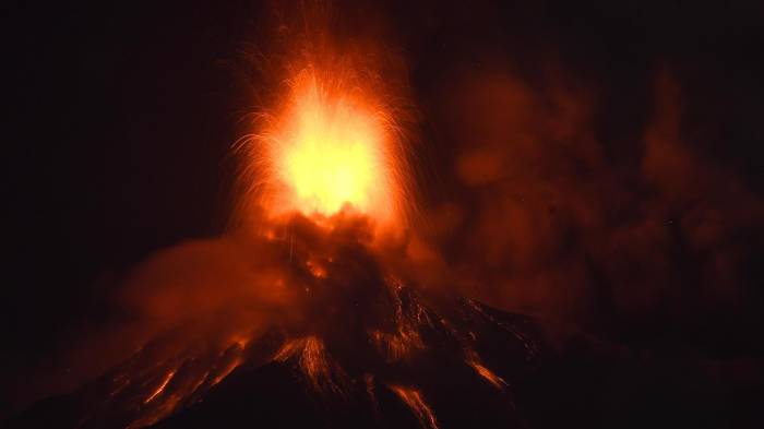 Fotografía que muestra el volcán de Fuego en erupción ayer martes, en Alotenango a 65 kilometros al suroeste de Ciudad de Guatemala.