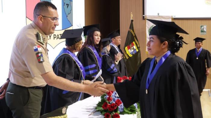 El comisionado Larry Solís exhortó a los nuevos licenciados a mantener la disciplina y el compromiso con la seguridad nacional.